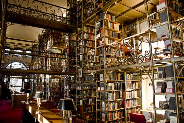 圧倒的な蔵書を誇る図書館